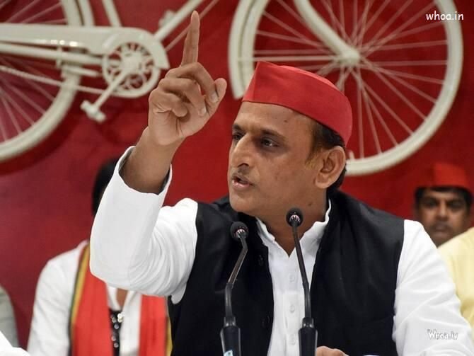 राम मंदिर चढ़ावा विवाद को लेकर लखनऊ में मीडिया से बातचीत करते समाजवादी पार्टी प्रमुख अखिलेश यादव।