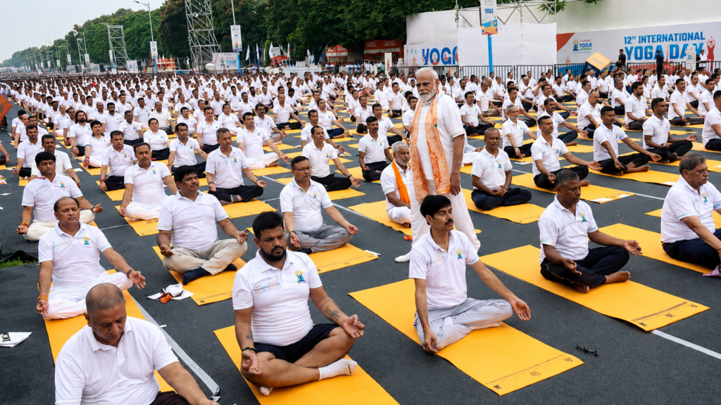 विश्व योग दिवस 2026 पर प्रधानमंत्री नरेंद्र मोदी के साथ योग करते हुए प्रतिभागी