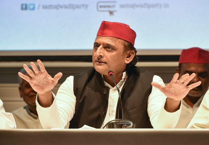 लखनऊ में सपा मुख्यालय पर कार्यकर्ताओं को संबोधित करते समाजवादी पार्टी अध्यक्ष अखिलेश यादव