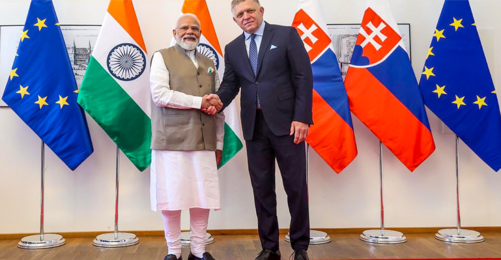 फ्रांस में G7 शिखर सम्मेलन के दौरान प्रधानमंत्री नरेंद्र मोदी अन्य वैश्विक नेताओं के साथ।