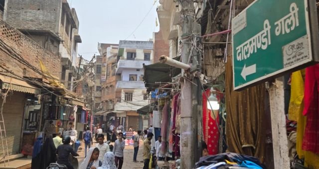 दालमंडी में फिर गरजा बुलडोजर, अब तक 150 भवनों पर कार्रवाई