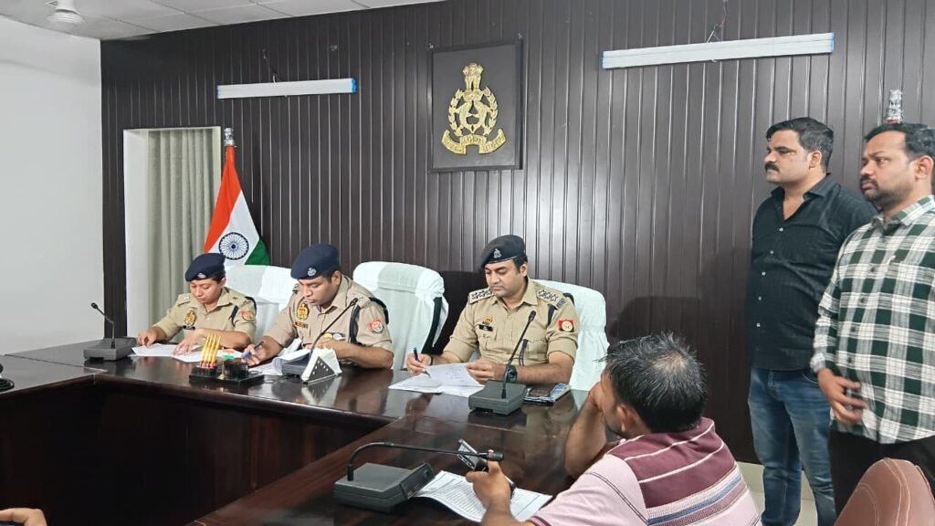 वाराणसी में चोलापुर पुलिस और एसओजी द्वारा गिरफ्तार किए गए सात आरोपी, जिनके कब्जे से अवैध पिस्टल, रिवॉल्वर, तमंचा, कारतूस, चोरी की बाइक और मोबाइल फोन बरामद हुए।