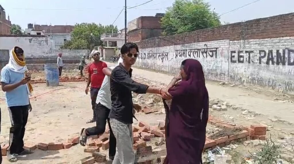 वाराणसी में महिला से मारपीट की सूचना पर कवरेज करने पहुंचे पत्रकारों पर कथित हमला किया गया।