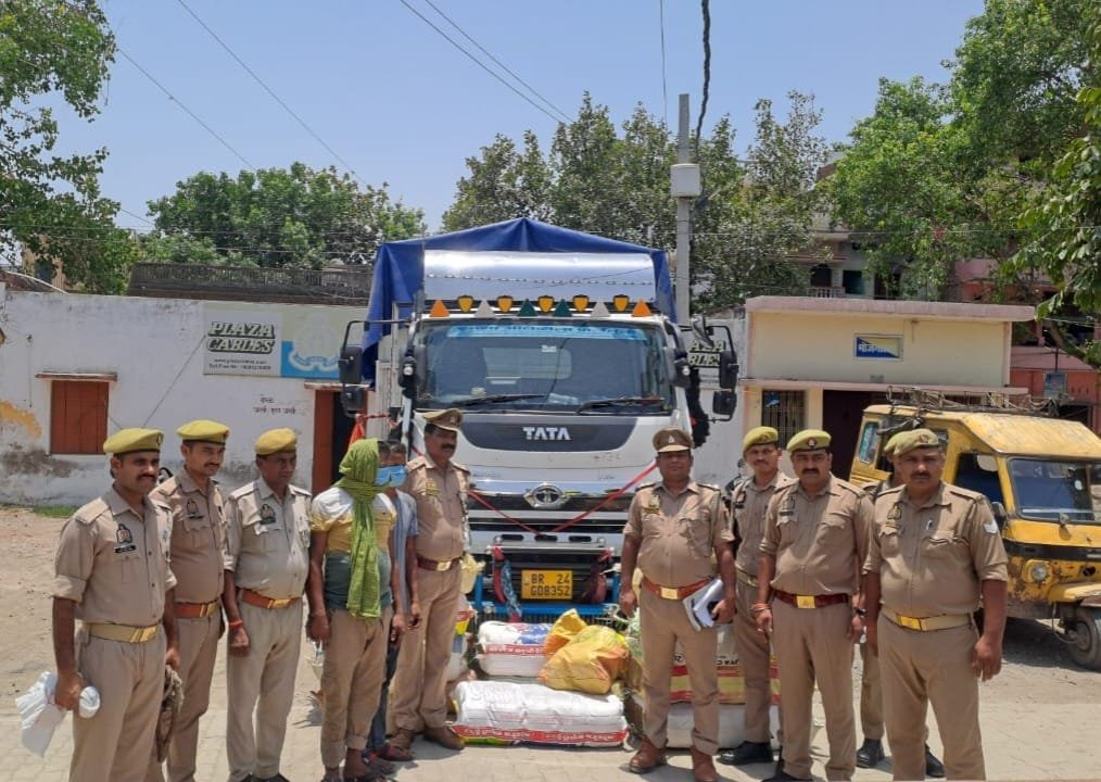 चंदौली गांजा तस्करी मामले में पुलिस द्वारा बरामद गांजे की खेप, ट्रक और गिरफ्तार तस्करों की सांकेतिक तस्वीर।