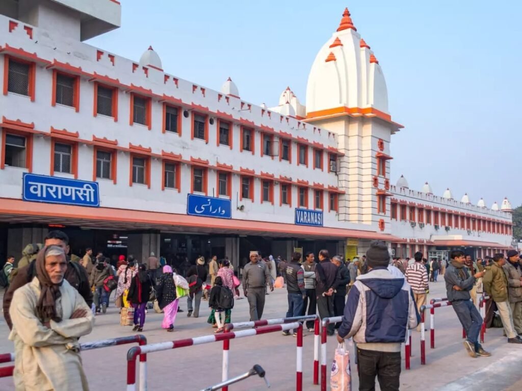 वाराणसी कैंट रेलवे स्टेशन के पे एंड यूज शौचालय के बाहर लगा बोर्ड, जहां मुफ्त लघुशंका सुविधा के बावजूद अवैध वसूली का मामला सामने आया।