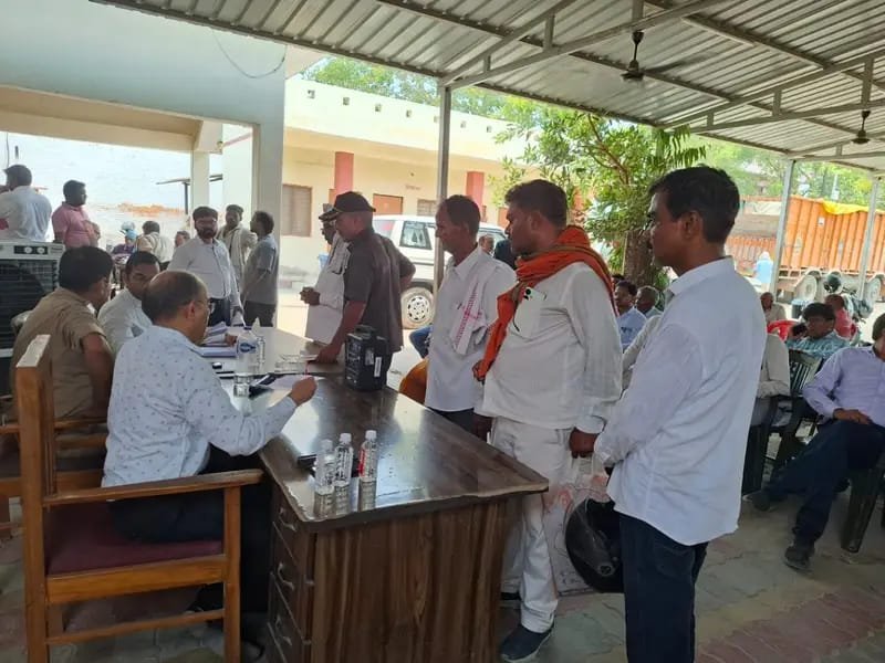 चंदौली भूमि विवाद व कथित फर्जी रजिस्ट्री मामले में समाधान दिवस के दौरान पीड़ित ने पुलिस अधीक्षक को शिकायत पत्र सौंपकर निष्पक्ष जांच और कार्रवाई की मांग की।