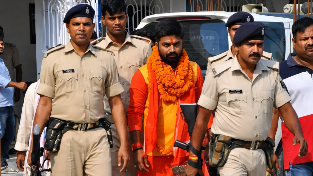 नागपुर साइबर पुलिस द्वारा यूट्यूबर मनीष कश्यप को कोर्ट ले जाते समय पुलिस सुरक्षा के बीच मौजूद दृश्य।