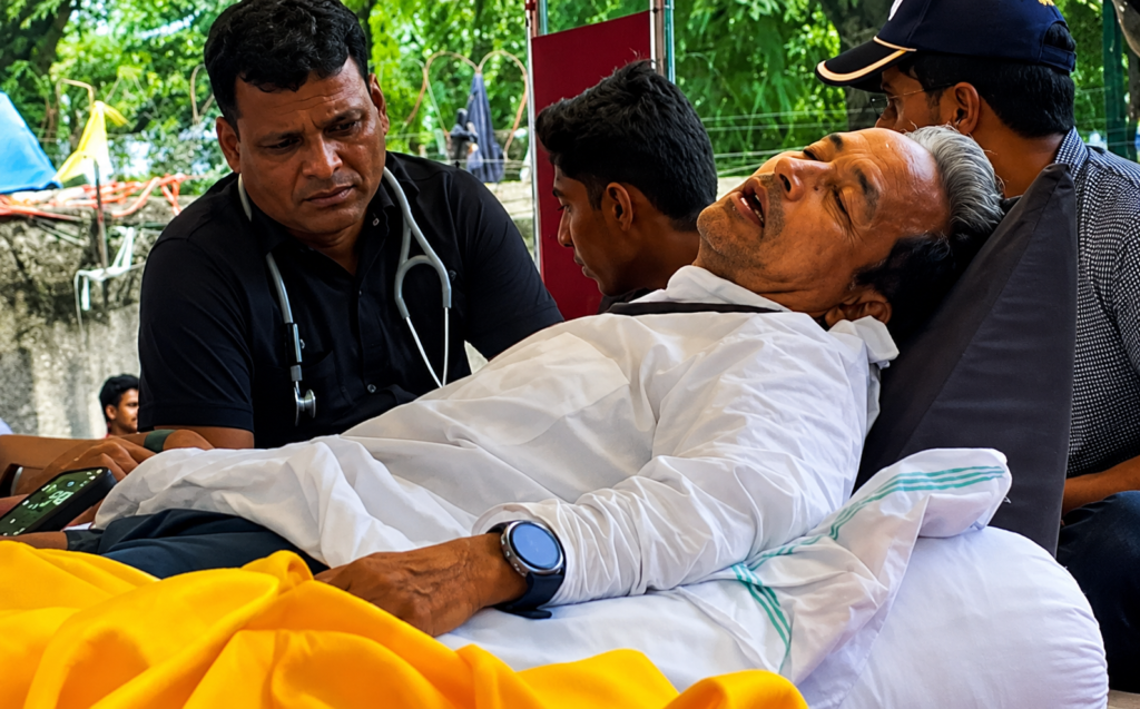 जंतर-मंतर पर 18वें दिन भूख हड़ताल के दौरान स्वास्थ्य जांच कराते शिक्षाविद सोनम वांगचुक।