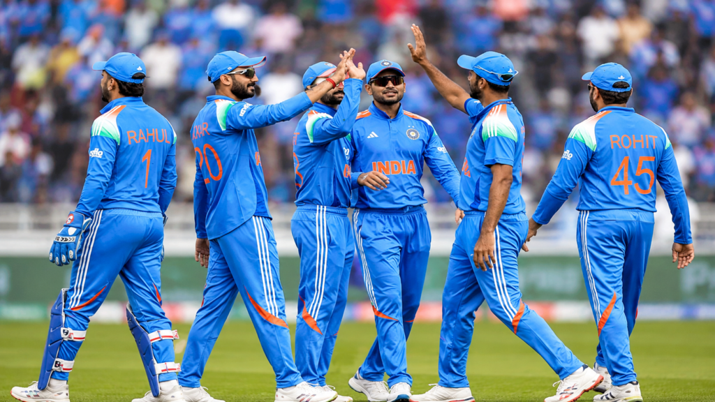 एजबेस्टन वनडे में इंग्लैंड के खिलाफ जीत के बाद ट्रॉफी के साथ जश्न मनाते भारतीय क्रिकेट टीम के खिलाड़ी, सामने अक्षर पटेल और कप्तान शुभमन गिल।