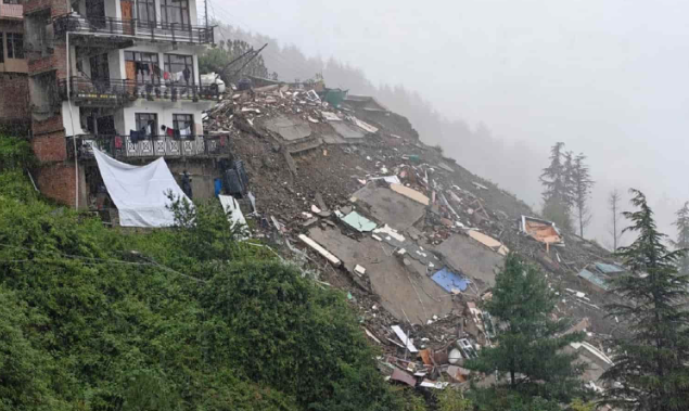 हिमाचल प्रदेश के किन्नौर में फ्लैश फ्लड के बाद राष्ट्रीय राजमार्ग-5 पर मलबा जमा होने से सड़क बंद।