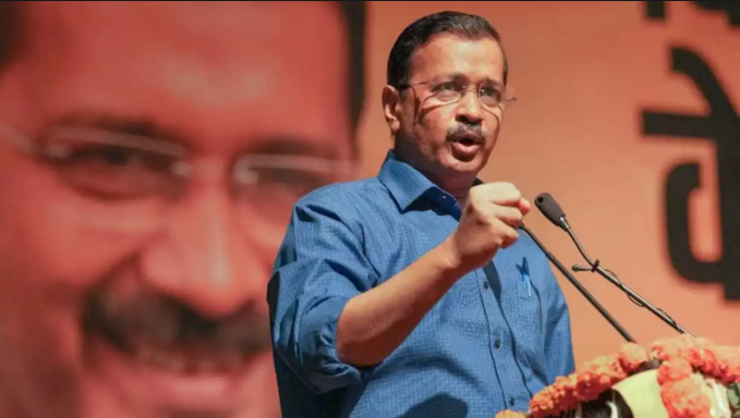 अरविंद केजरीवाल E20 पेट्रोल नीति पर केंद्र सरकार के खिलाफ बयान देते हुए।