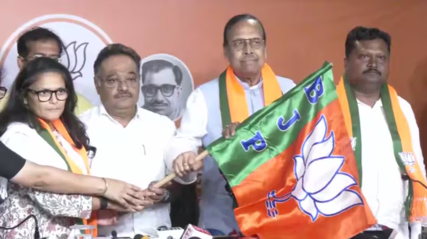 सुखेंदु शेखर राय को बीजेपी का पट्टा पहनाकर पार्टी में शामिल करते पश्चिम बंगाल बीजेपी अध्यक्ष शमिक भट्टाचार्य, साथ में मौजूद अन्य नेता।