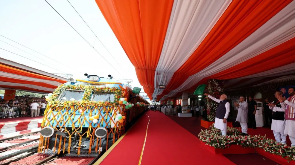भारत की पहली हाइड्रोजन ट्रेन को हरी झंडी, भारतीय रेलवे की ग्रीन टेक्नोलॉजी की नई शुरुआत