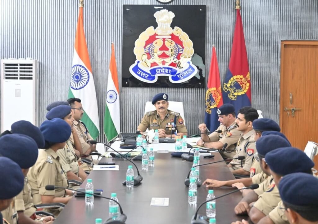 वाराणसी पुलिस आयुक्त मोहित अग्रवाल 92वीं बैच के डीएसपी प्रशिक्षु अधिकारियों को आधुनिक पुलिसिंग और नेतृत्व का प्रशिक्षण देते हुए।