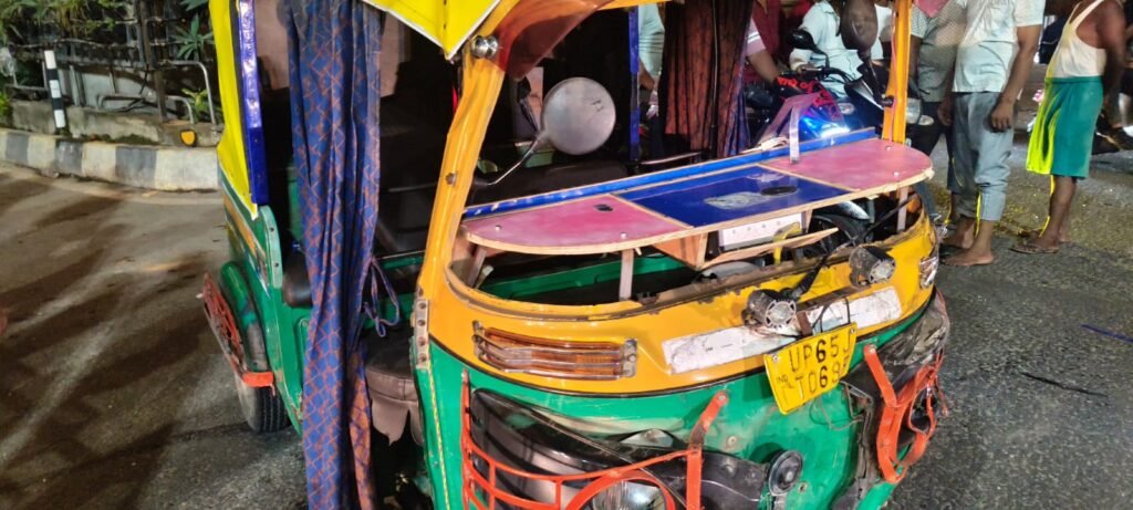 वाराणसी के हरहुआ रिंग रोड चौराहे पर थार एसयूवी की टक्कर से क्षतिग्रस्त ऑटो और मौके पर मौजूद पुलिस व स्थानीय लोग।