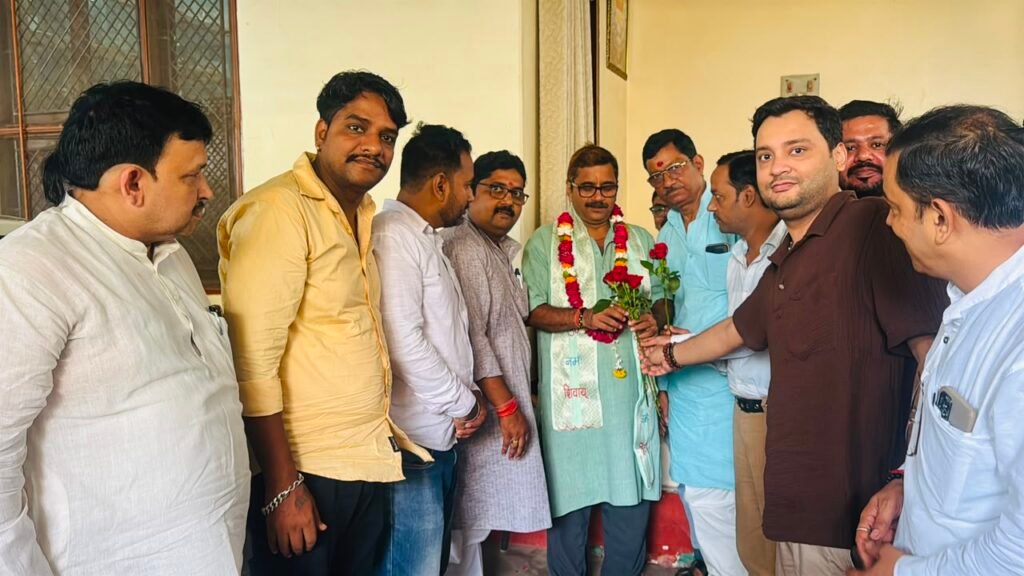 वाराणसी में विधायक डॉ. नीलकंठ तिवारी का विश्वनाथ गली व्यवसायी संघ द्वारा सम्मान, काशी द्वार से सुगम दर्शन व्यवस्था लागू होने पर अभिनंदन।