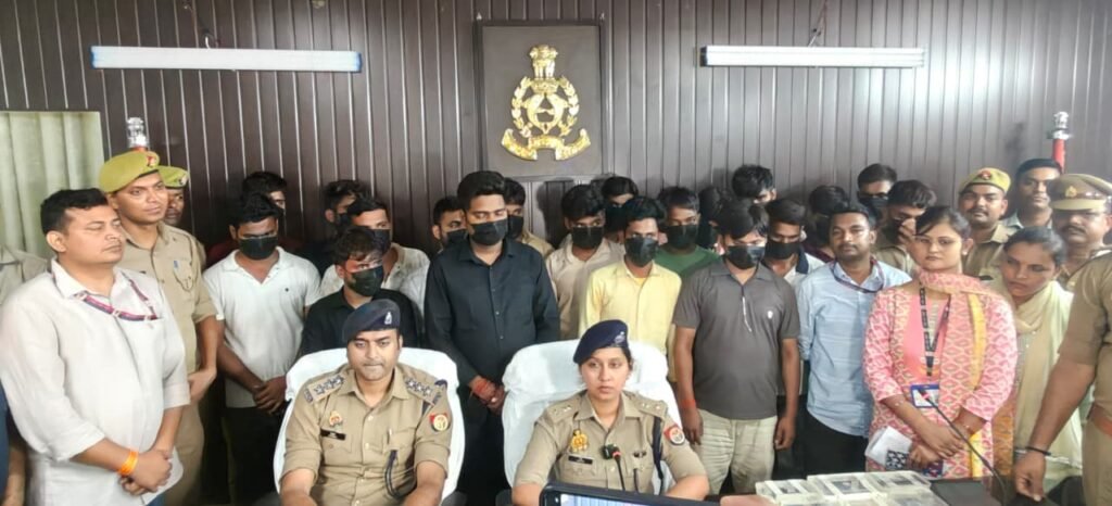 वाराणसी के रोहनिया थाना क्षेत्र में कथित नेटवर्किंग कंपनी पर छापेमारी के दौरान जांच करती पुलिस टीम।