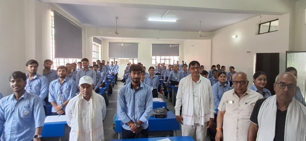 रेवाड़ी में लोक सेवा मंच के प्रतिनिधि नर्सिंग प्रशिक्षणार्थियों के साथ मेडिकल केयर यूनिट्स और स्वास्थ्य सुविधाओं के विस्तार पर चर्चा करते हुए।
