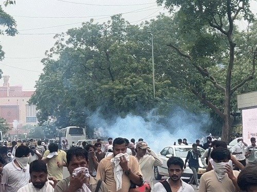 जंतर-मंतर से संसद की ओर बढ़ते प्रदर्शनकारियों को रोकते दिल्ली पुलिस और RAF के जवान