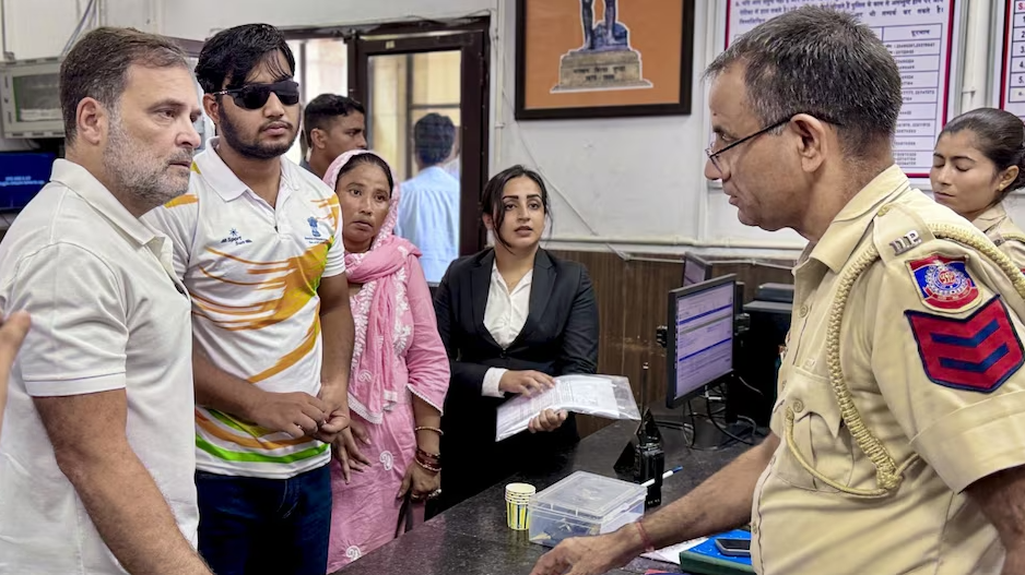 पैलेट गन मामले में FIR के बाद राहुल गांधी