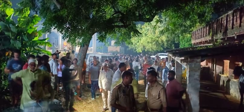 Azamgarh Firing आजमगढ़ के शंभूपुर गांव में फायरिंग की घटना के बाद मौके पर पुलिस बल तैनात रहा।