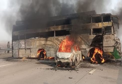 Yamuna Expressway Bus Accident पर बस में आग लगने से 9 यात्रियों की मौत हो गई।