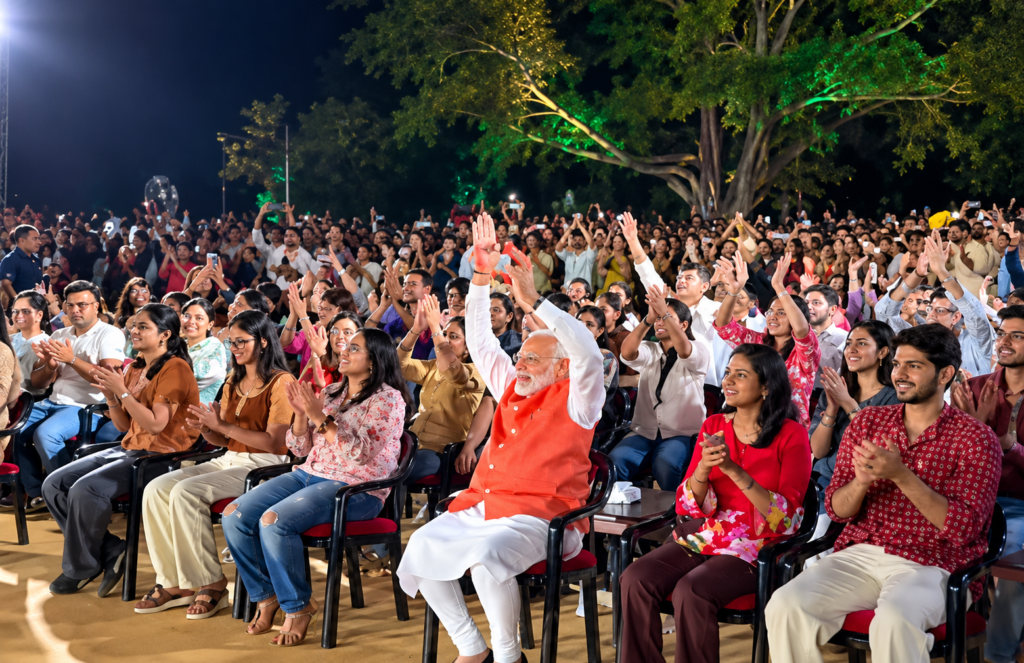 PM मोदी भजन क्लबिंग में खंजरी बजाते हुए