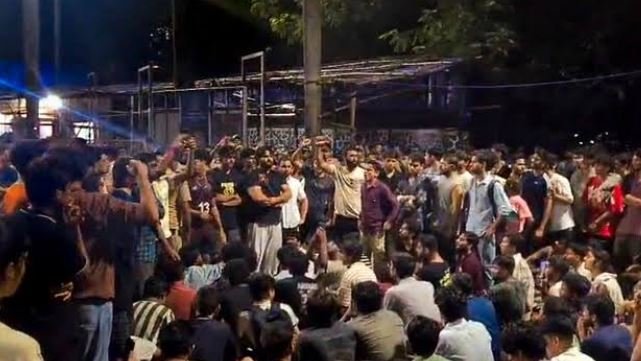 साहिल वाकोडे की मौत के बाद IIT बॉम्बे कैंपस में छात्रों का प्रदर्शन।