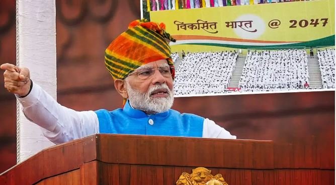 Viksit Bharat 2047 सेवा संकल्प यात्रा के प्रतिभागियों से बातचीत करते पीएम मोदी