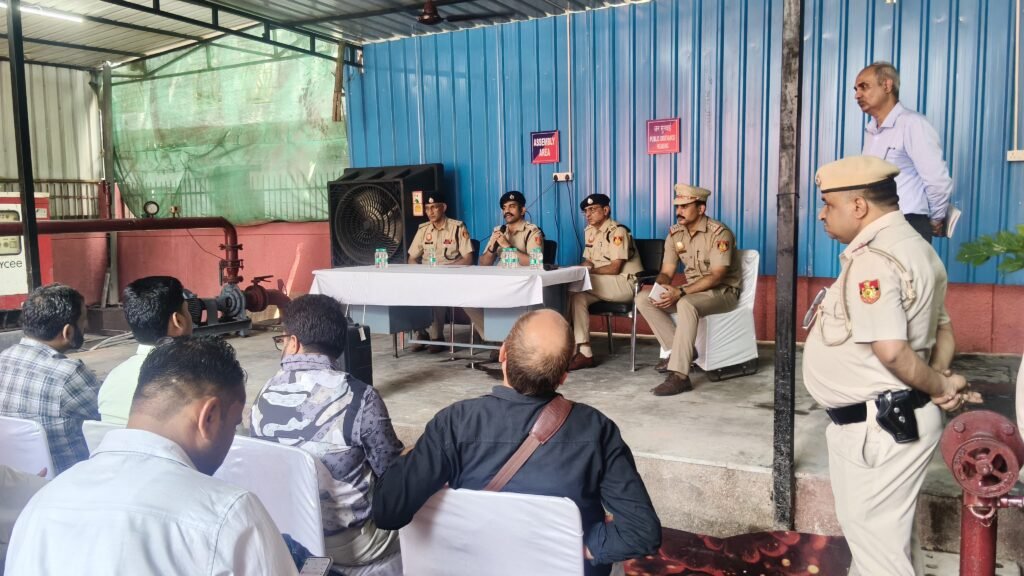 जाफराबाद थाने के नए भवन का निरीक्षण करते डीसीपी राहुल अलवाल