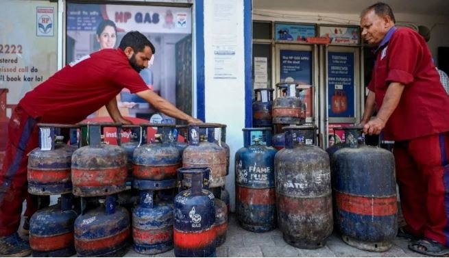 अक्टूबर 2026 में दिल्ली में कमर्शियल LPG सिलेंडर की कीमत बढ़ने की जानकारी। LPG Cylinder