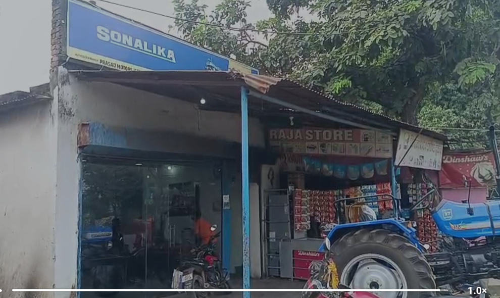 सरायकेला सोनालिका शोरूम चोरी के प्रयास के बाद क्षतिग्रस्त छत