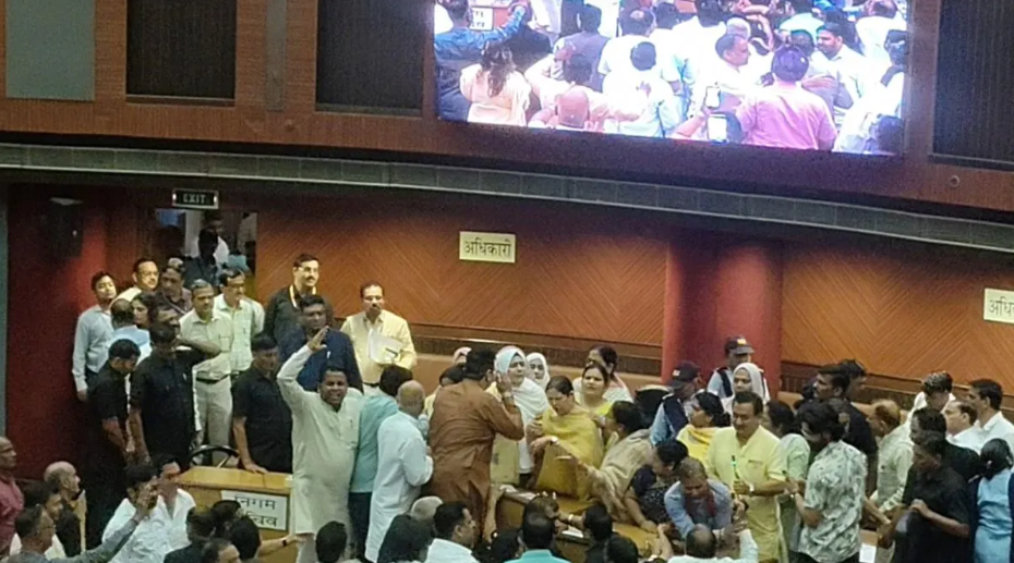 दिल्ली MCD सदन में हंगामे के बाद महापौर प्रवेश वाही को सुरक्षित निकाला गया