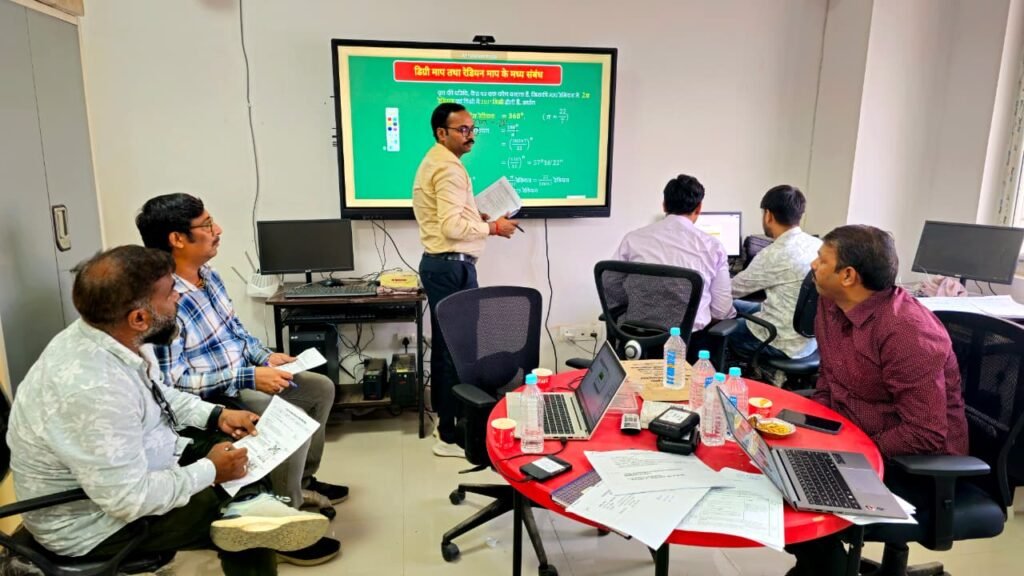 SCERT गणित शैक्षिक वीडियो की स्क्रिप्ट समीक्षा करते शिक्षक