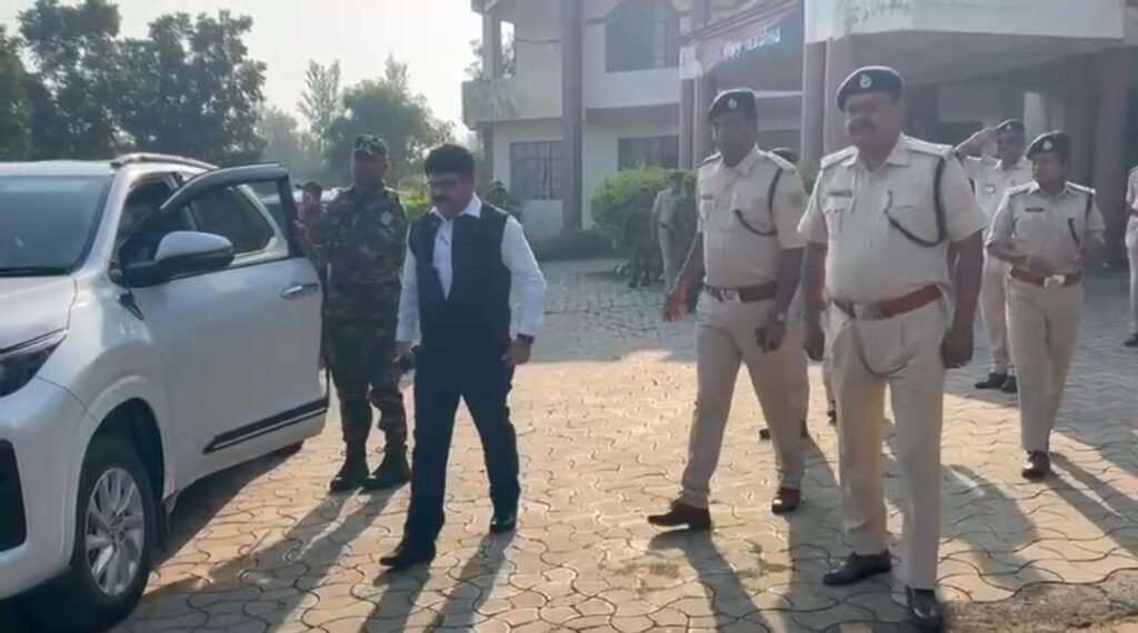 लातेहार में पुलिस स्मरण दिवस पर शहीद जवानों को श्रद्धांजलि देते अधिकारी
