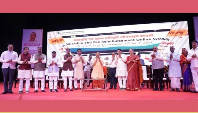 लखनऊ के लोक भवन में मुख्यमंत्री योगी (CM Yogi) आदित्यनाथ द्वारा अत्याधुनिक इंटरसेप्टर वाहनों को फ्लैग ऑफ करने का कार्यक्रम।