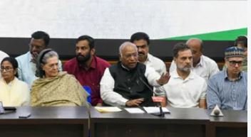 विपक्षी गठबंधन की बैठक में सोनिया गांधी के अचानक पहुंचने और सीटिंग व्यवस्था बदलने की तस्वीर। INDIA Alliance